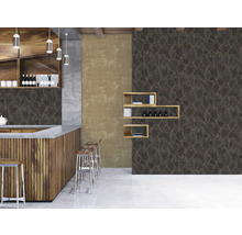 Intérieur avec bar, armoires en bois, tabourets de bar et papier peint à motif de feuilles