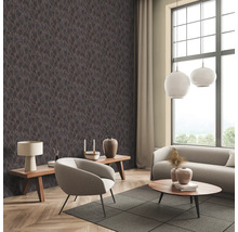 Salon avec papier peint à motifs, canapé, fauteuil, table et grande fenêtre