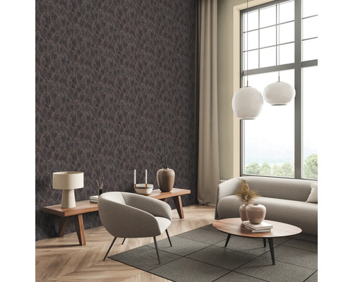 Salon avec papier peint à motifs, canapé, fauteuil, table et grande fenêtre