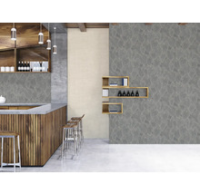 Intérieur avec bar, étagères en bois et mur avec motif de feuilles