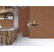 Bar mit Hockern, Regalen und einer Wand mit Blattmuster-Tapete