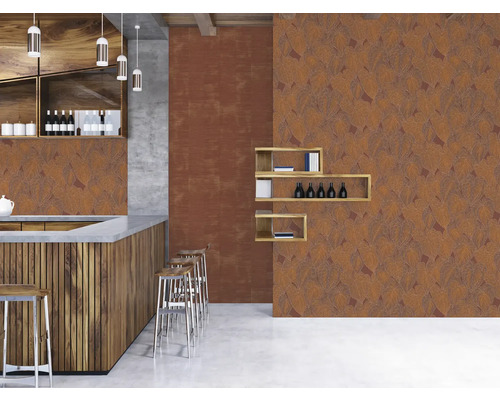 Bar avec tabourets, étagères et un mur avec du papier peint à motif de feuilles