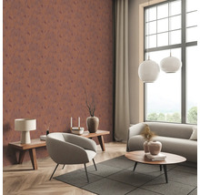 Wohnzimmer mit brauner Muster-Tapete, Sofa, Sessel und Tisch
