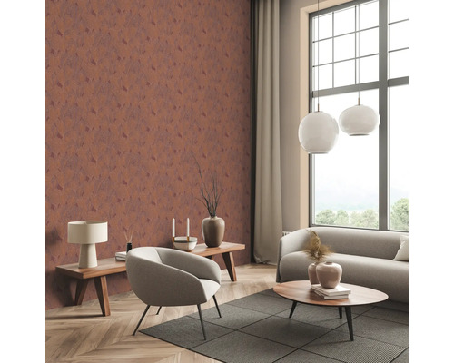 Salon avec papier peint à motifs bruns, canapé, fauteuil et table