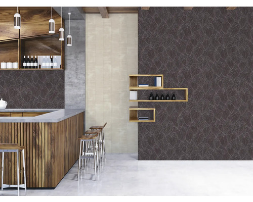 Idée d''aménagement avec bar en bois, tabourets de bar, étagères et papier peint à motifs de feuilles