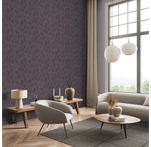 Wohnzimmer mit gemusterter Tapete, Sofa, Sessel und Holztisch