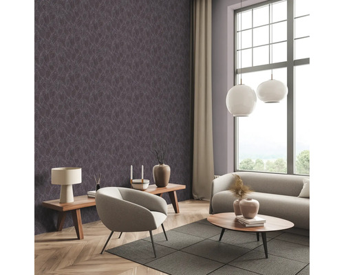 Salon avec papier peint à motifs, canapé, fauteuil et table en bois