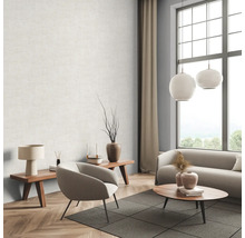 Salon avec canapé, fauteuil, table, lampe et papier peint en liège