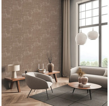 Salon avec papier peint à motifs, canapé, fauteuil et décoration