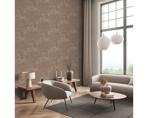 Salon avec papier peint à motifs, canapé, fauteuil et décoration