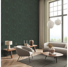 Salon avec papier peint à motifs et mobilier moderne pour une ambiance élégante