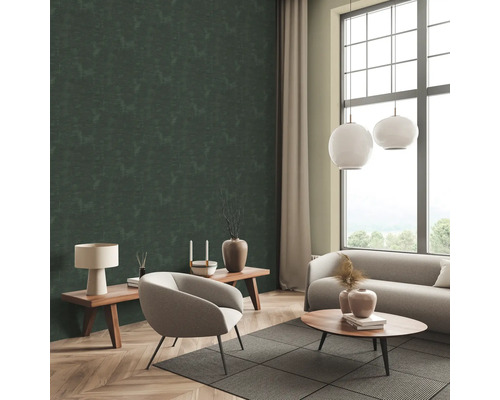 Salon avec papier peint à motifs et mobilier moderne pour une ambiance élégante