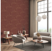 Wohnzimmer mit gemusterter Tapete, Sofa und Sessel