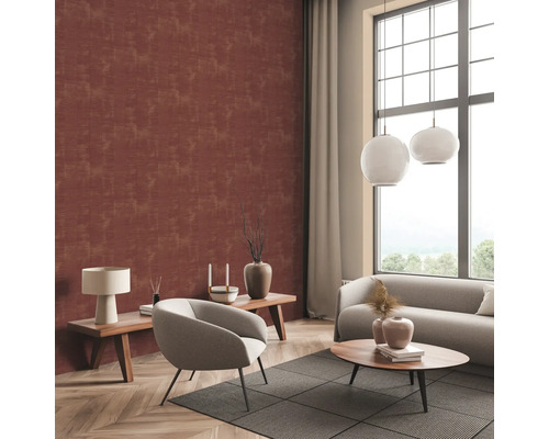 Salon avec papier peint à motifs, canapé et fauteuil