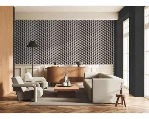 Salon avec canapé, fauteuils, commode et papier peint géométrique