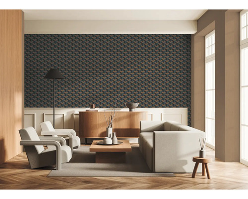 Salon avec canapé, fauteuils, commode et papier peint géométrique