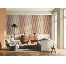 Salon avec papier peint à motifs, canapé et fauteuils.