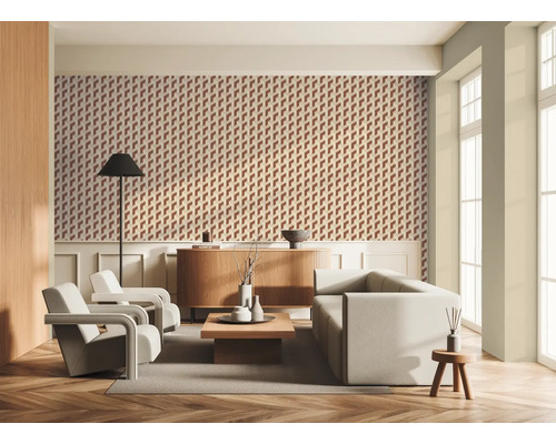 Salon avec papier peint à motifs, canapé et fauteuils.