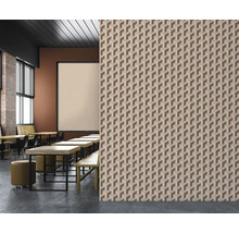 Intérieur avec des tables en bois et un papier peint à motifs
