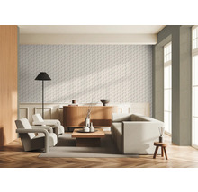 Salon avec canapé, fauteuils, parquet et papier peint à motifs