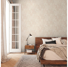 Chambre à coucher avec lit, table de chevet et papier peint à motifs