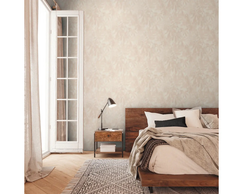 Schlafzimmer mit Bett, Nachttisch und gemusterter Tapete