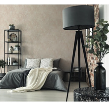 Chambre avec lit, étagère et lampadaire