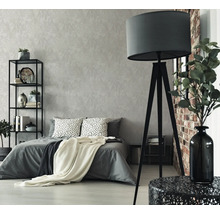 Chambre avec lit, lampadaire et étagère