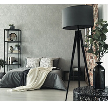 Chambre à coucher avec lit, étagère, lampadaire et mur décoratif