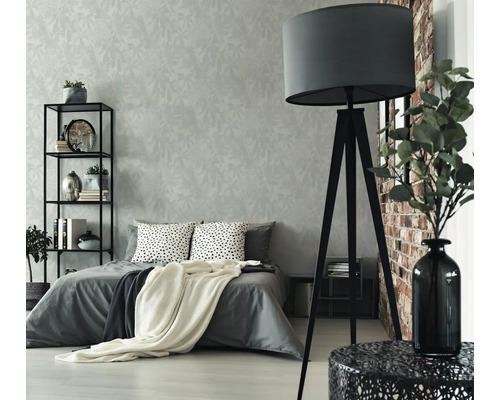 Chambre à coucher avec lit, étagère, lampadaire et mur décoratif