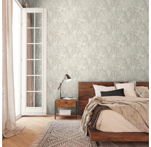 Chambre à coucher avec papier peint à motifs, lit et lampe de chevet