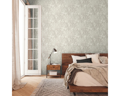 Chambre à coucher avec papier peint à motifs, lit et lampe de chevet