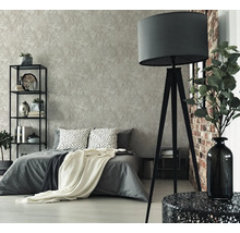 Chambre avec lit, étagère, lampadaire et papier peint à motifs