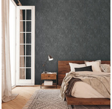 Chambre à coucher avec papier peint à motifs, lit et table de chevet