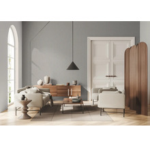 Salon avec canapé, fauteuil, table basse, buffet et lampadaire