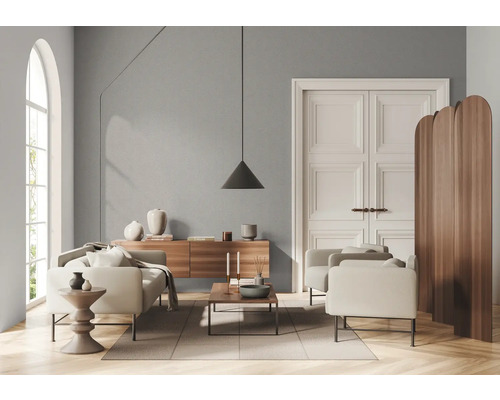 Salon avec canapé, fauteuil, table basse, buffet et lampadaire