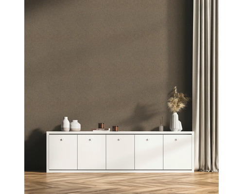 Aménagement de pièce avec papier peint vinyle marron à motifs, armoire blanche et décoration