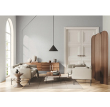 Salon lumineux avec canapé, fauteuil, commode, suspension et paravent