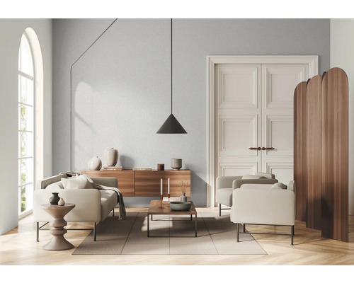 Salon lumineux avec canapé, fauteuil, commode, suspension et paravent