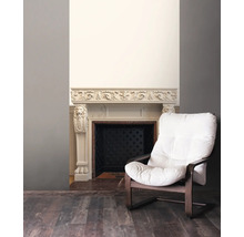 Wohnzimmer mit Kamin und Sessel mit Holzrahmen