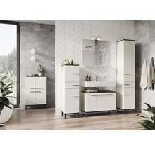Badezimmer mit Waschtisch, Spiegelschrank, Hochschrank und Unterschrank in hellem Design