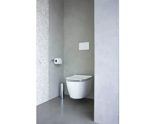 Salle de bains moderne avec WC suspendu à fond creux, porte-papier toilette et brosse de toilette