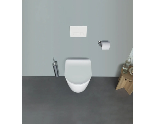 Salle de bains moderne avec WC suspendu, plaque de commande et brosse WC