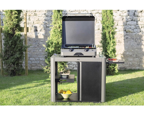 Cuisine d''extérieur avec grill, surfaces de rangement et espace de stockage dans le jardin