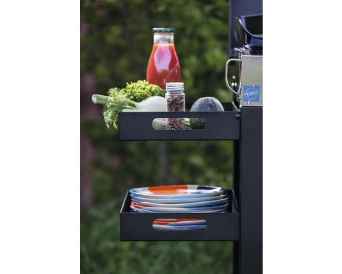 Chariot de grill noir avec tiroirs, vaisselle, épices et jus de tomate