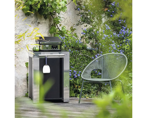 Extérieur avec poste de grill et chaise sur une terrasse en bois.