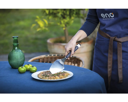 Personne servant une omelette avec une spatule de barbecue à l''extérieur