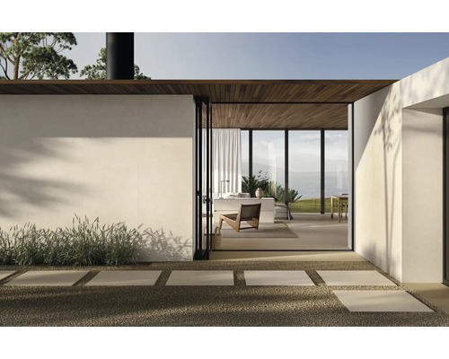 Helles modernes Haus mit Kiesweg und Terrasse mit Gartenblick