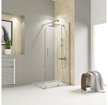 Begehbare Glasdusche mit Kopfbrause und Handbrause in einem hellen Badezimmer.