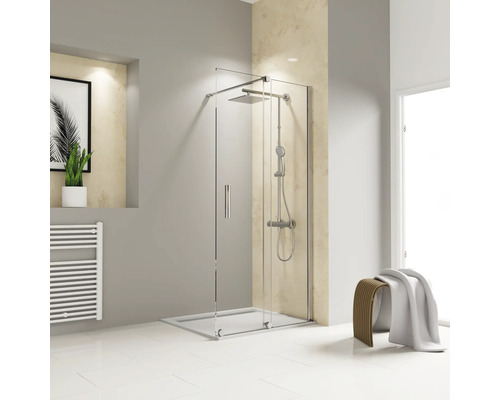 Begehbare Glasdusche mit Kopfbrause und Handbrause in einem hellen Badezimmer.
